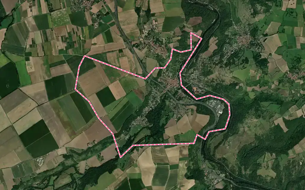 Vue satellite de Coudes avec ses contours administratifs