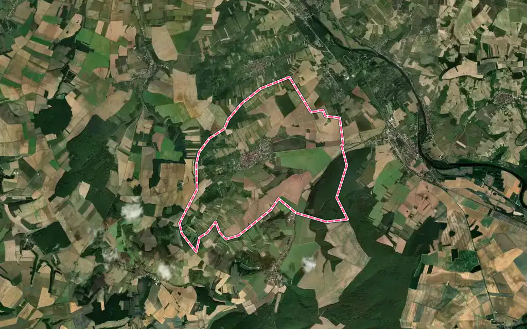Vue satellite de Coulanges-la-Vineuse avec ses contours administratifs
