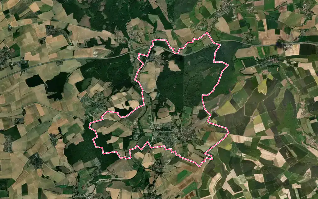 Vue satellite de Courcelles-Chaussy avec ses contours administratifs