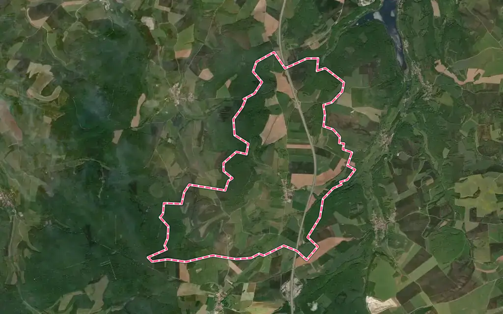 Vue satellite de Courcelles-en-Montagne avec ses contours administratifs
