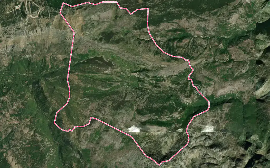 Vue satellite de Coursegoules avec ses contours administratifs