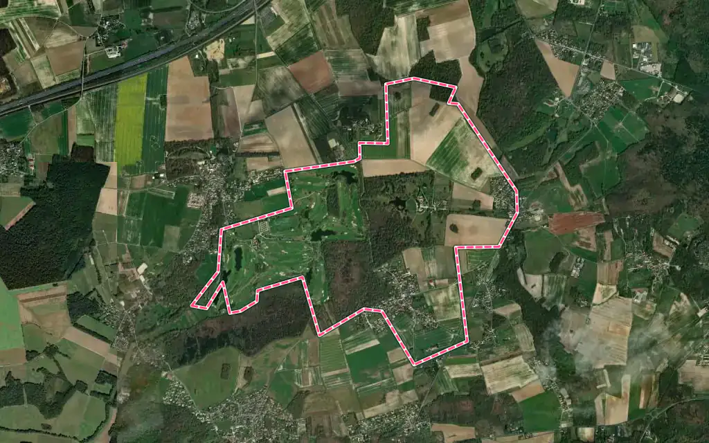Vue satellite de Courson-Monteloup avec ses contours administratifs