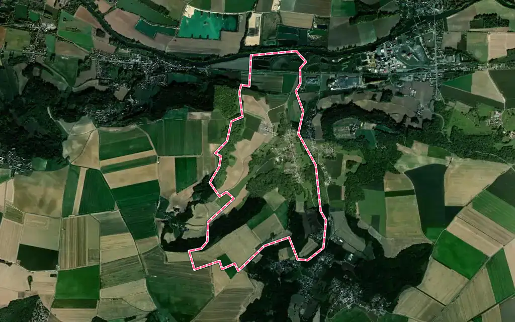 Vue satellite de Courtieux avec ses contours administratifs