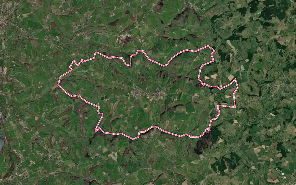 Vue satellite de Coutouvre avec ses contours administratifs