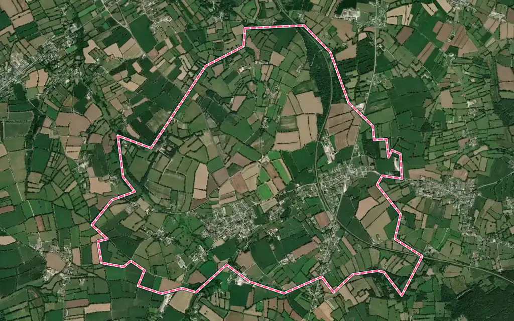 Vue satellite de Couville avec ses contours administratifs