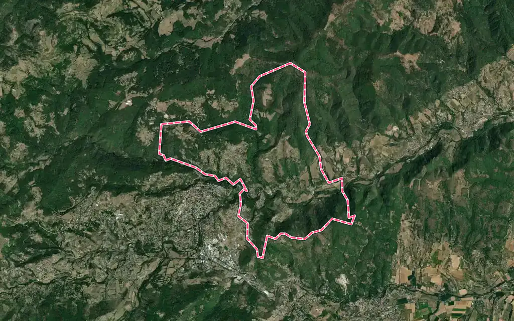 Vue satellite de Coux avec ses contours administratifs