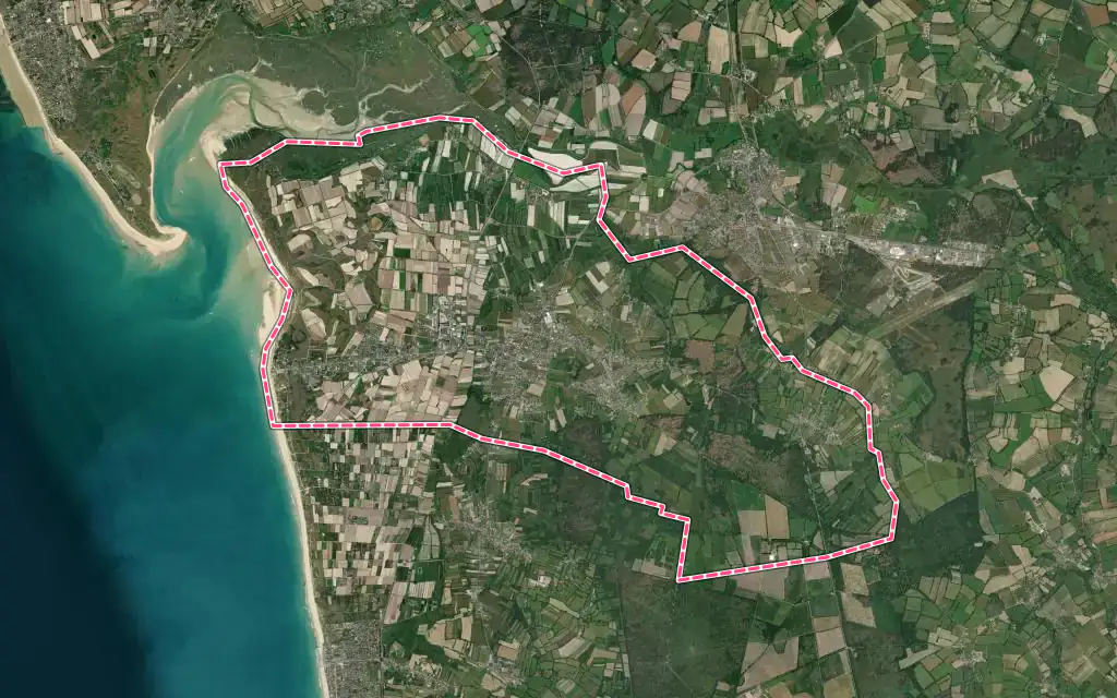 Vue satellite de Créances avec ses contours administratifs