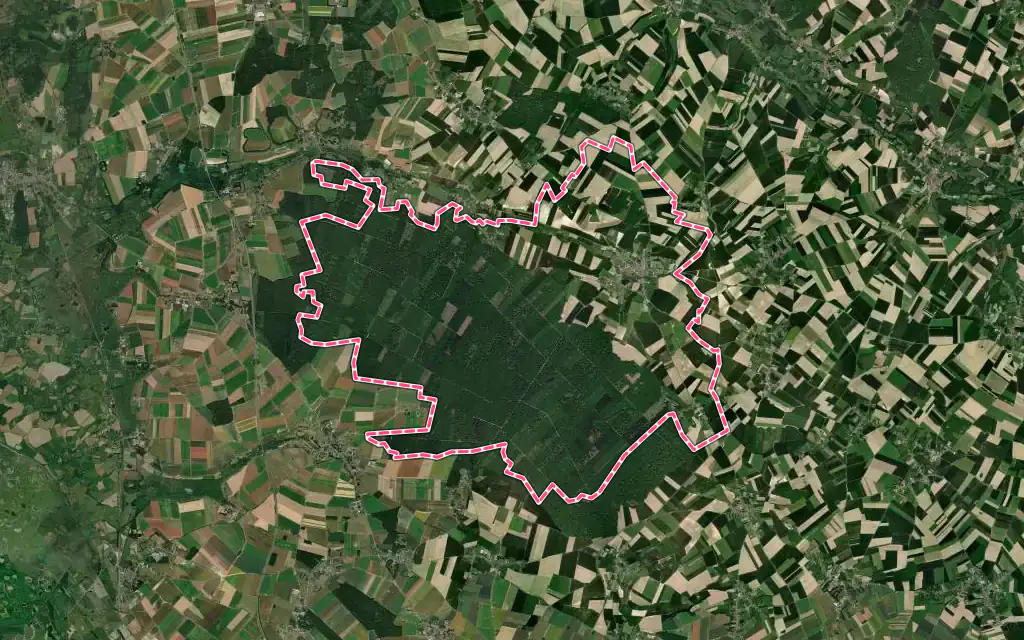 Vue satellite de Crécy-en-Ponthieu avec ses contours administratifs