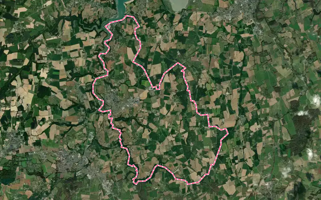 Vue satellite de Créhen avec ses contours administratifs