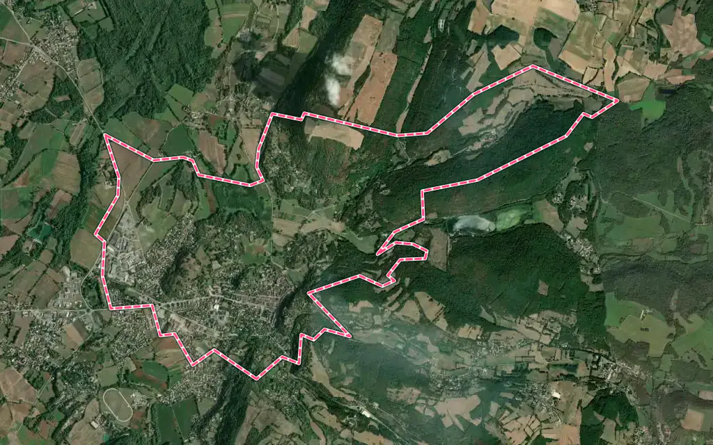 Vue satellite de Crémieu avec ses contours administratifs