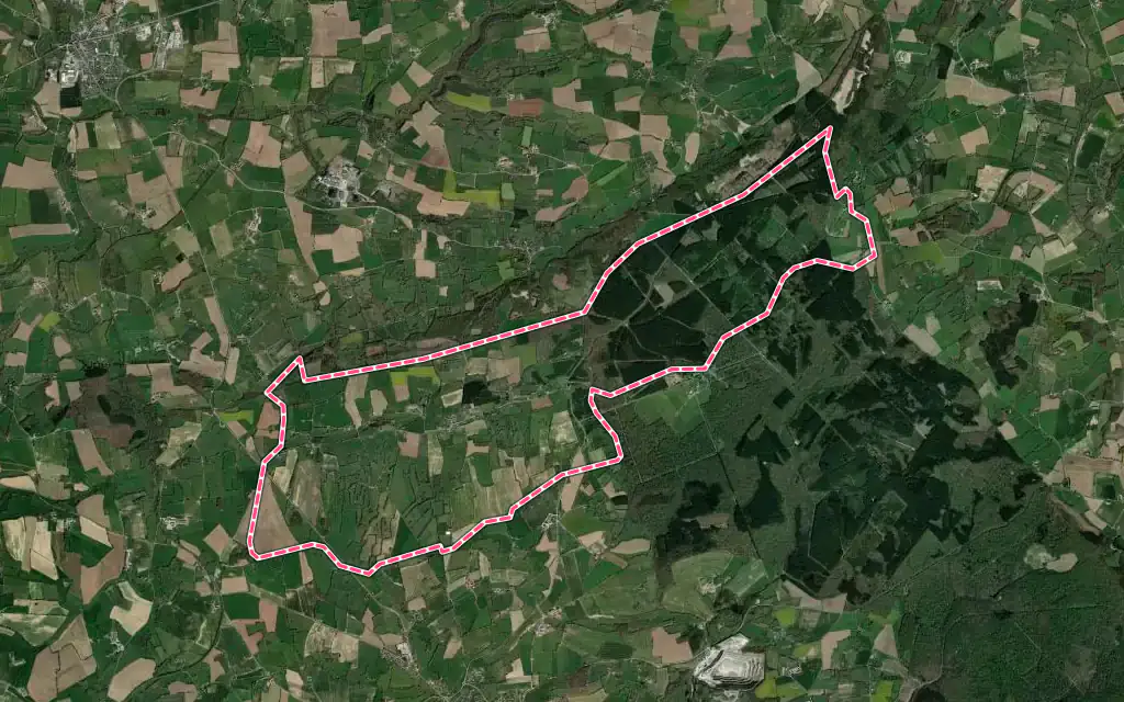 Vue satellite de Crennes-sur-Fraubée avec ses contours administratifs