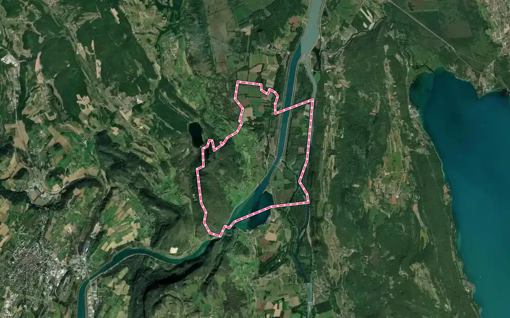 Vue satellite de Cressin-Rochefort avec ses contours administratifs