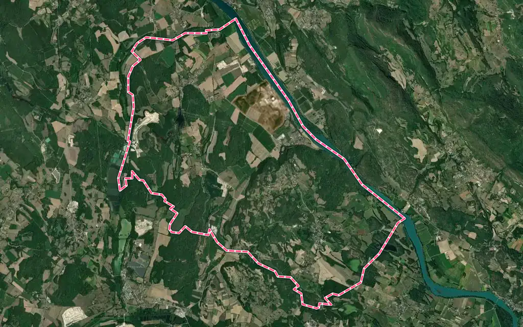 Vue satellite de Creys-Mépieu avec ses contours administratifs