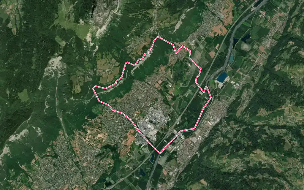 Vue satellite de Crolles avec ses contours administratifs