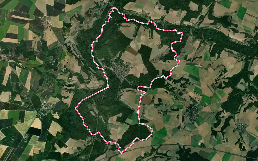 Vue satellite de Crouy-sur-Ourcq avec ses contours administratifs