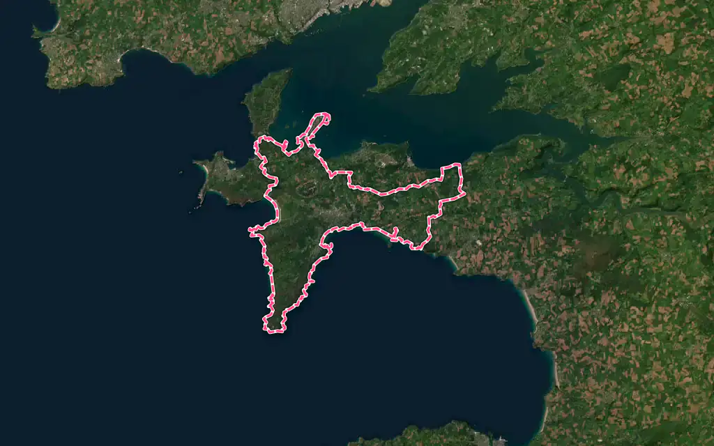 Vue satellite de Crozon avec ses contours administratifs