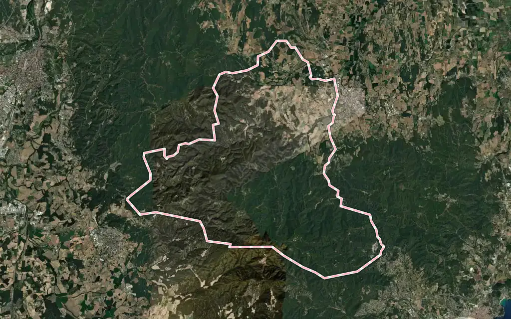 Vista satélite de Cruïlles, Monells i Sant Sadurní de l'Heura con su contorno administrativo