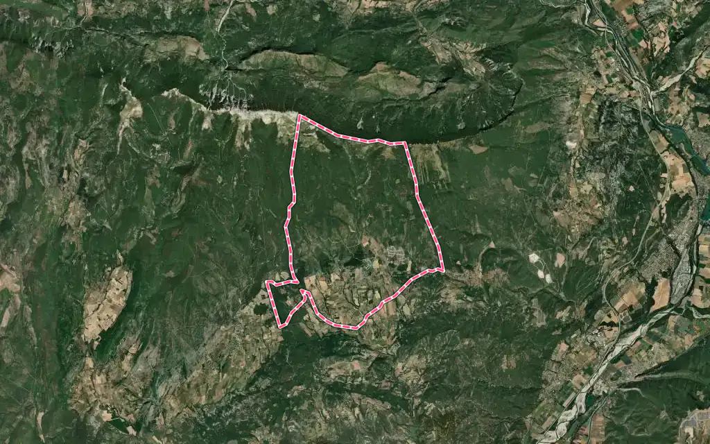 Vue satellite de Cruis avec ses contours administratifs