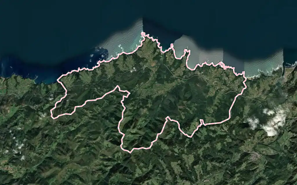 Vista satélite de Cudillero con su contorno administrativo