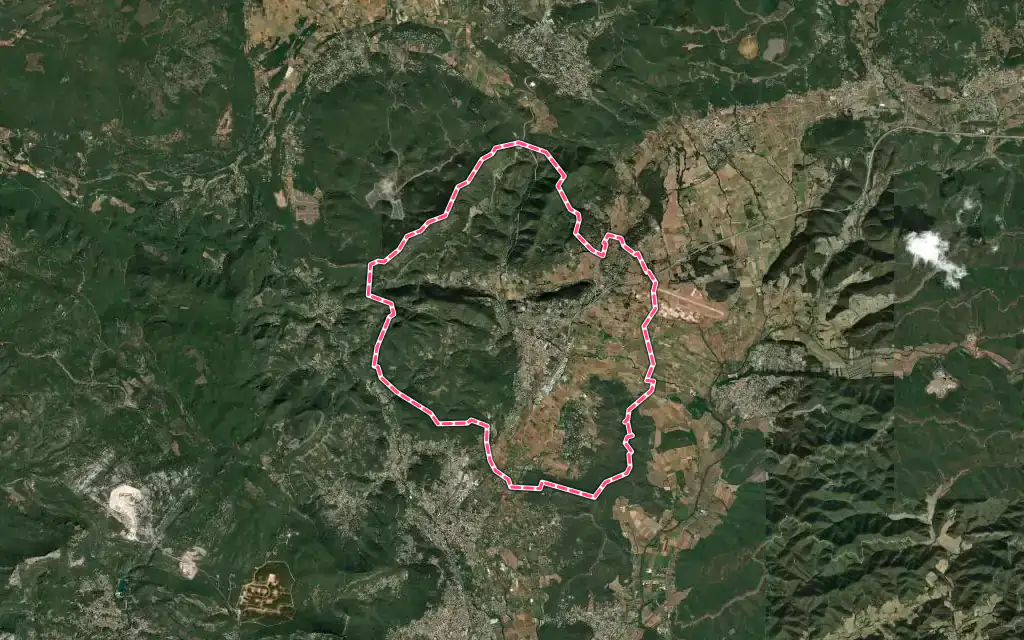 Vue satellite de Cuers avec ses contours administratifs