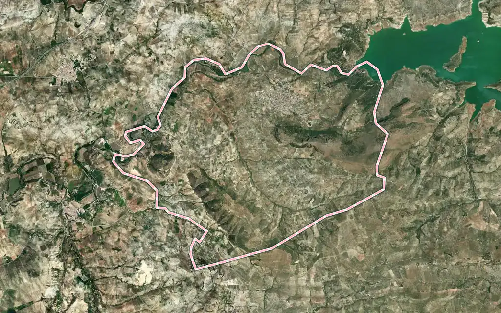 Vista satélite de Cuevas de San Marcos con su contorno administrativo