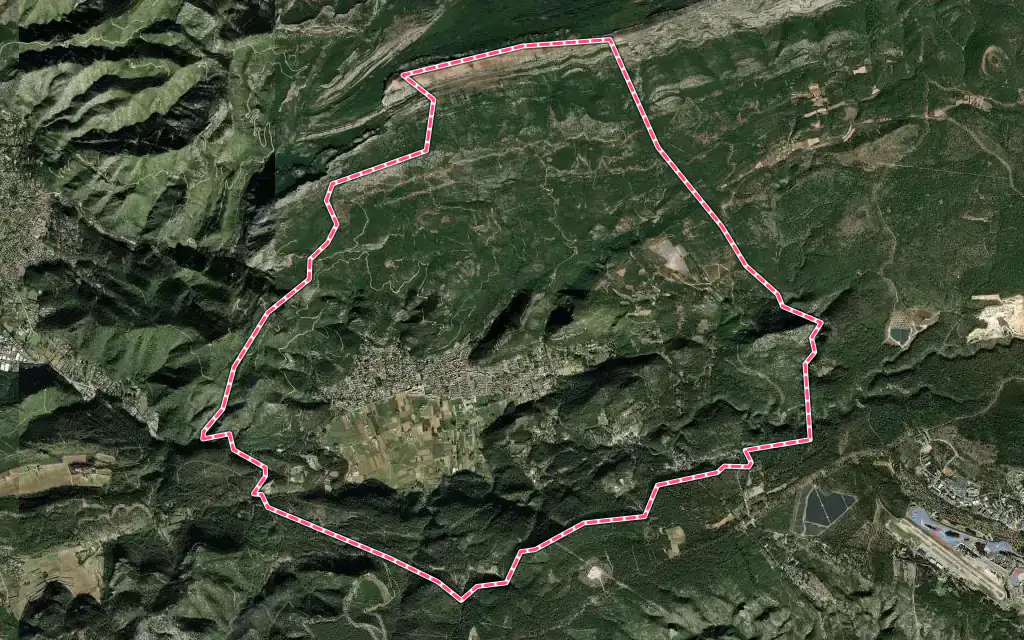 Vue satellite de Cuges-les-Pins avec ses contours administratifs
