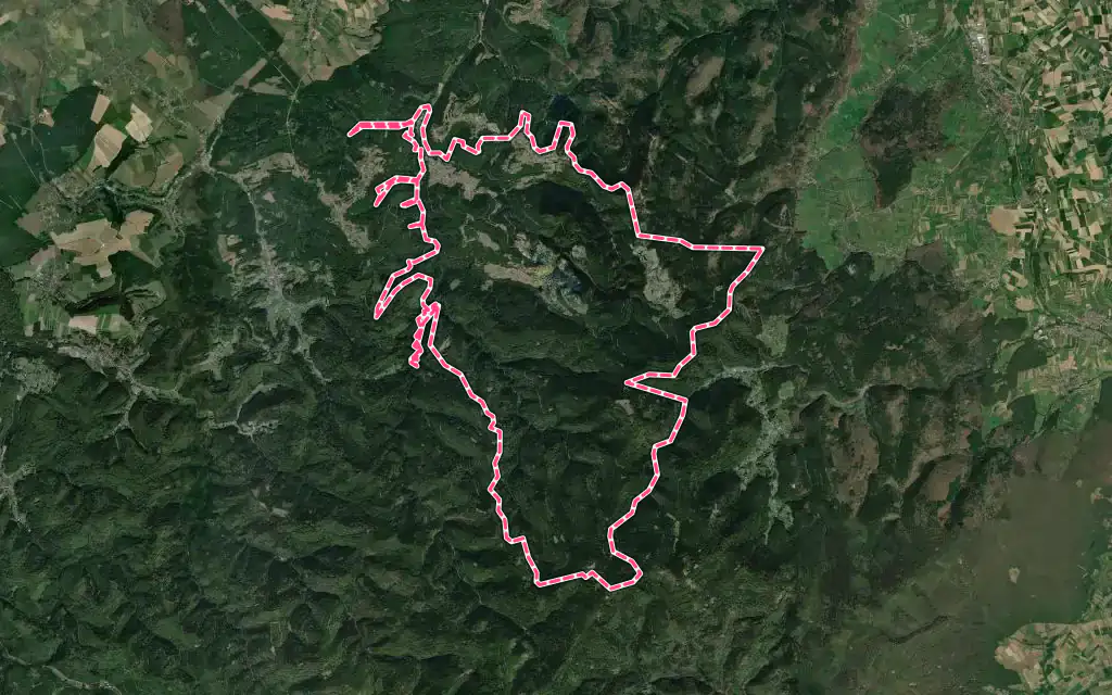 Vue satellite de Dabo avec ses contours administratifs