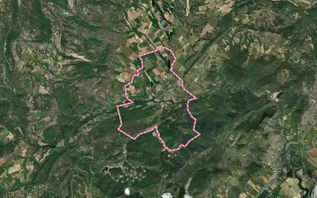 Vue satellite de Dauphin avec ses contours administratifs