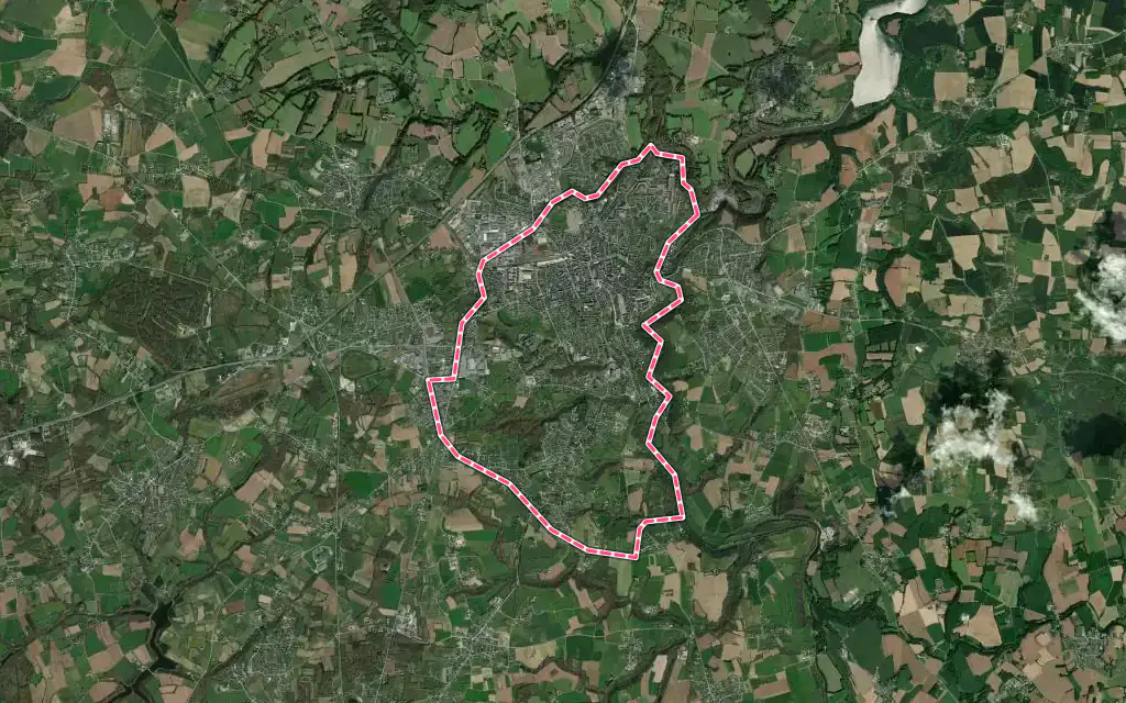 Vue satellite de Dinan avec ses contours administratifs
