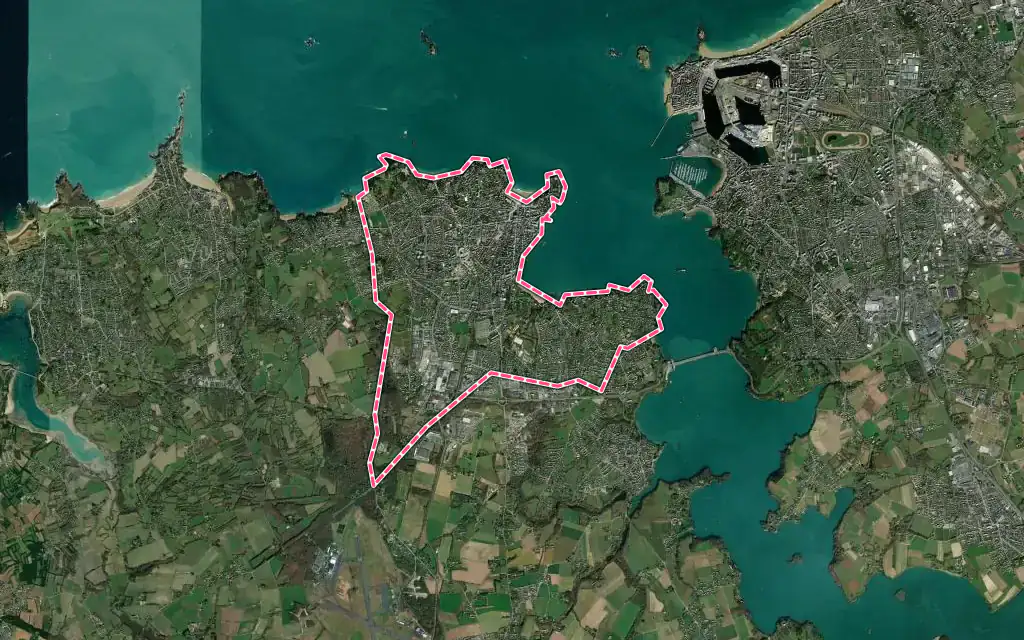 Vue satellite de Dinard avec ses contours administratifs