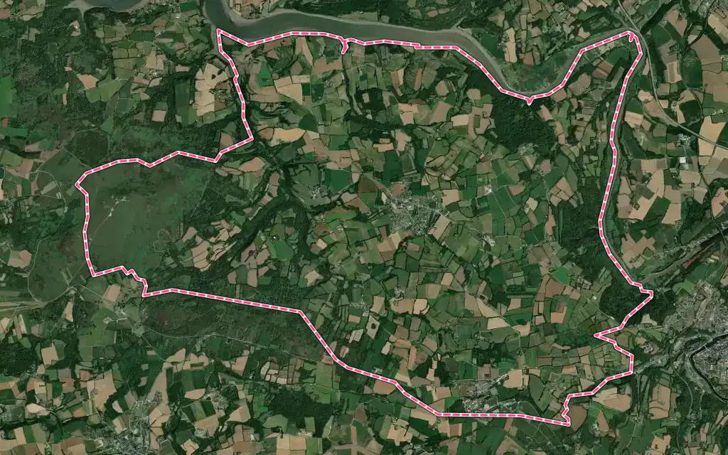 Vue satellite de Dinéault avec ses contours administratifs