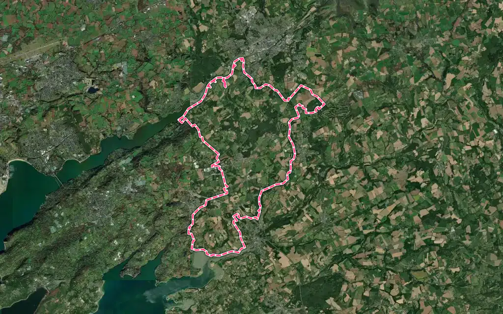 Vue satellite de Dirinon avec ses contours administratifs