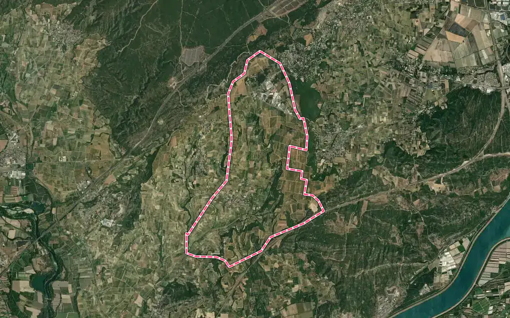 Vue satellite de Domazan avec ses contours administratifs
