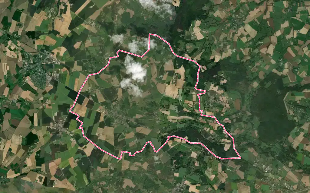Vue satellite de Domfront-en-Champagne avec ses contours administratifs