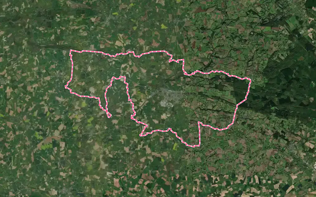 Vue satellite de Domfront en Poiraie avec ses contours administratifs