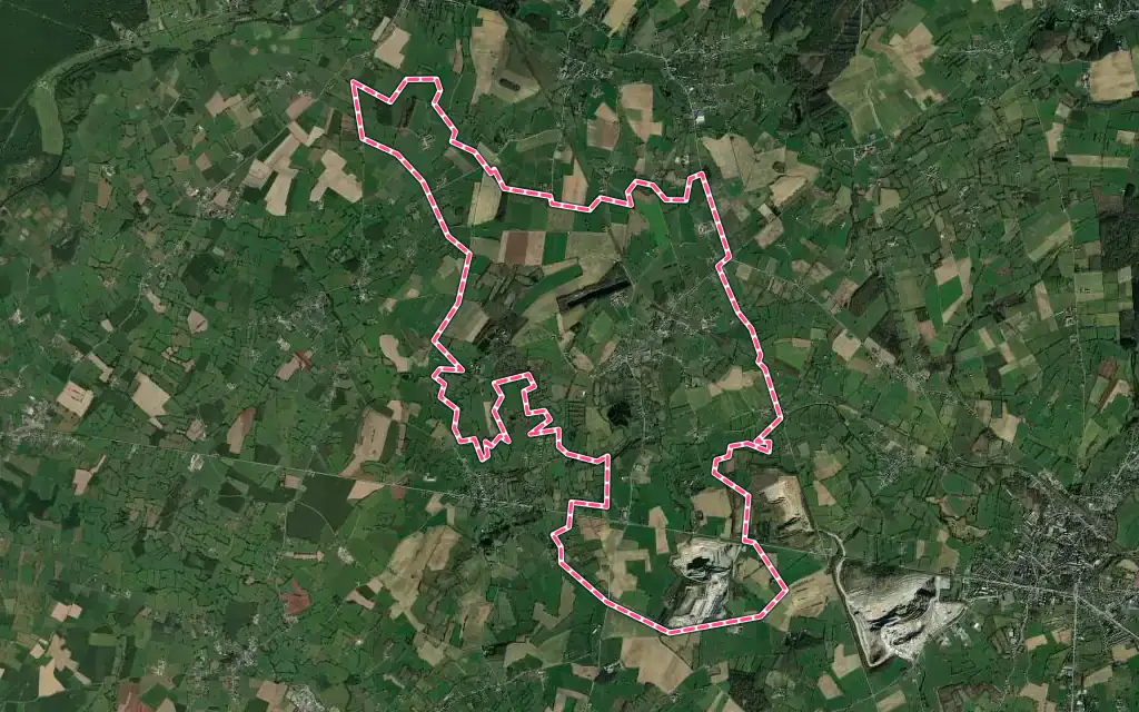 Vue satellite de Dompierre-sur-Helpe avec ses contours administratifs