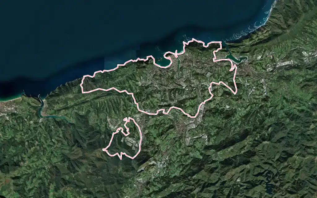 Vista satélite de Donostia / San Sebastián con su contorno administrativo