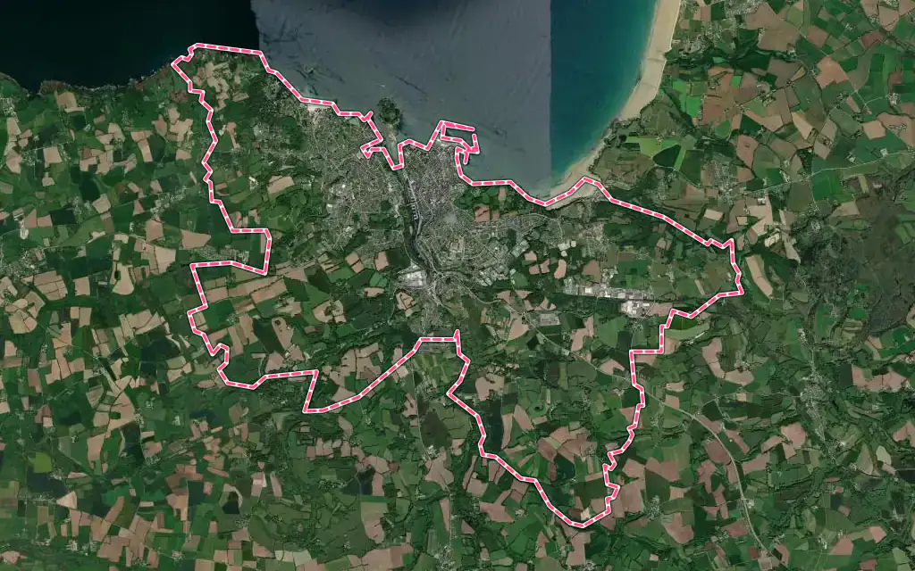 Vue satellite de Douarnenez avec ses contours administratifs