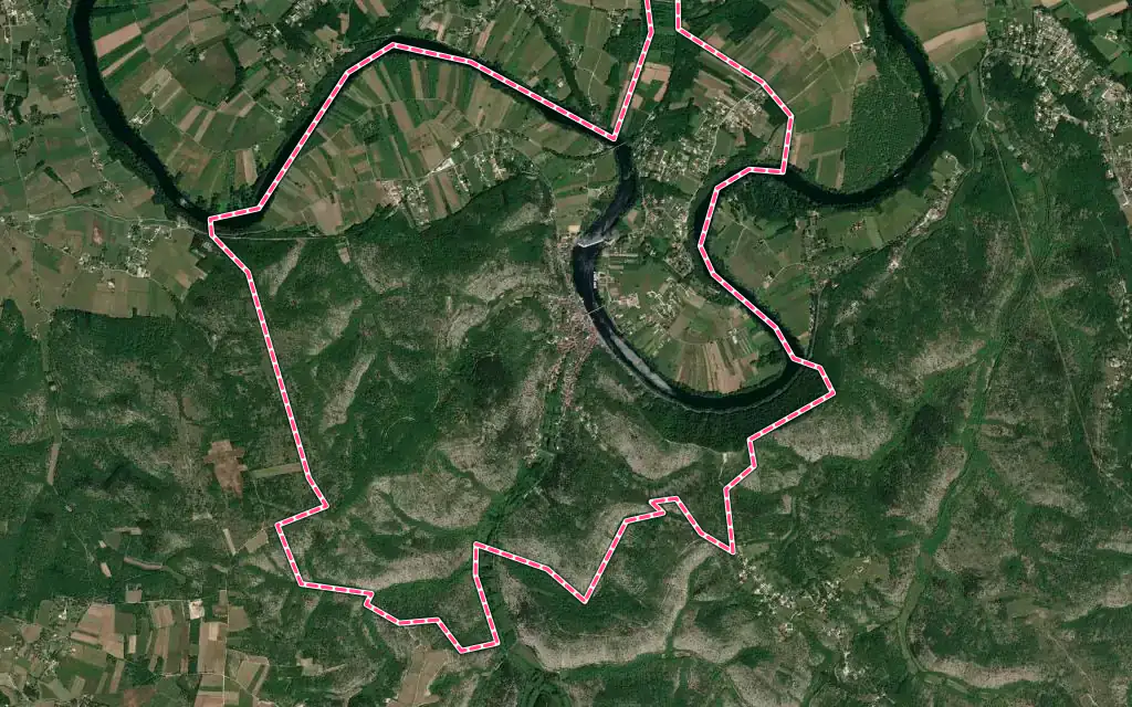 Vue satellite de Douelle avec ses contours administratifs