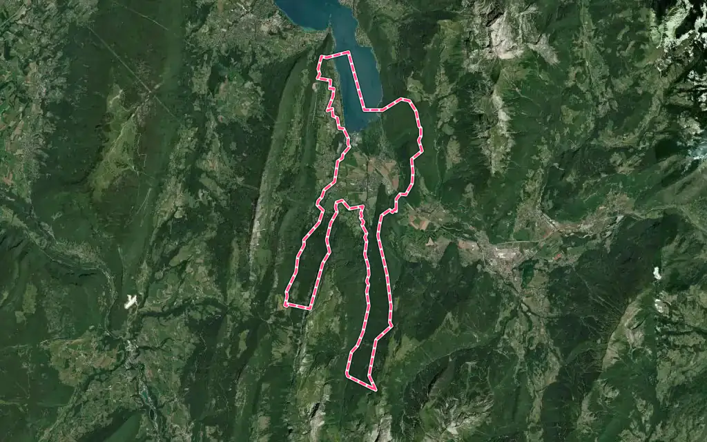 Vue satellite de Doussard avec ses contours administratifs