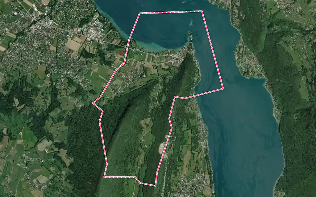 Vue satellite de Duingt avec ses contours administratifs