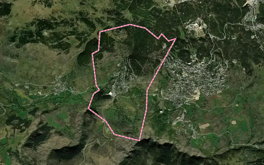 Vue satellite de Égat avec ses contours administratifs