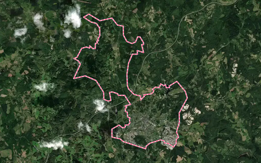 Vue satellite de Égletons avec ses contours administratifs