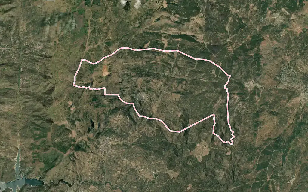 Vista satélite de El Hoyo de Pinares con su contorno administrativo
