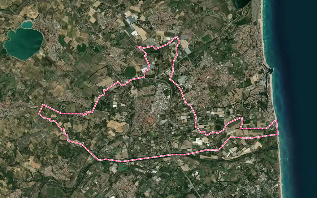 Vue satellite de Elne avec ses contours administratifs