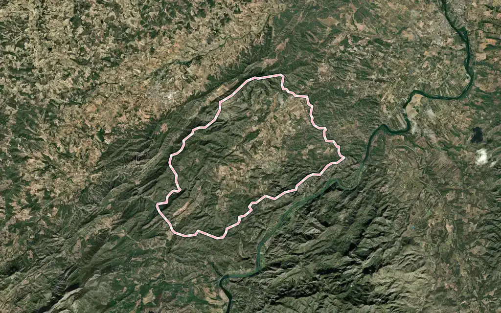 Vista satélite de el Pinell de Brai con su contorno administrativo