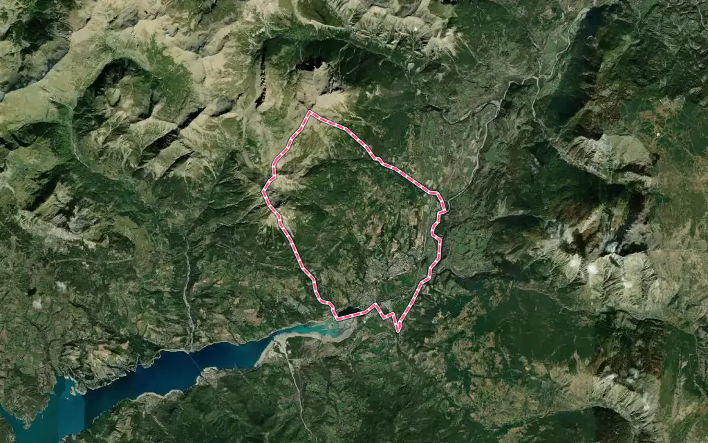 Vue satellite de Embrun avec ses contours administratifs