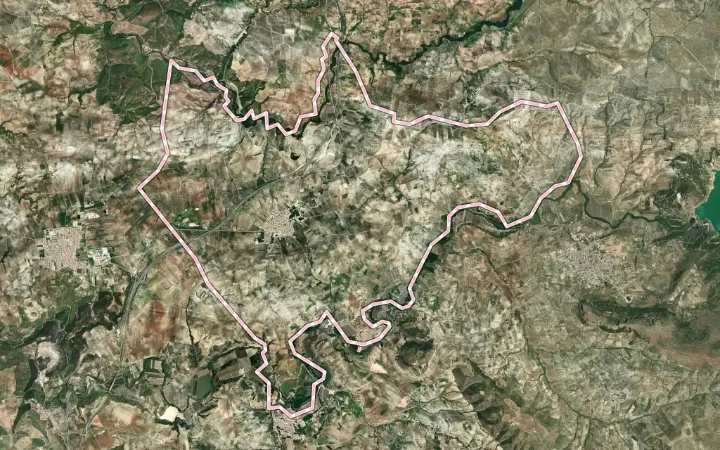 Vista satélite de Encinas Reales con su contorno administrativo