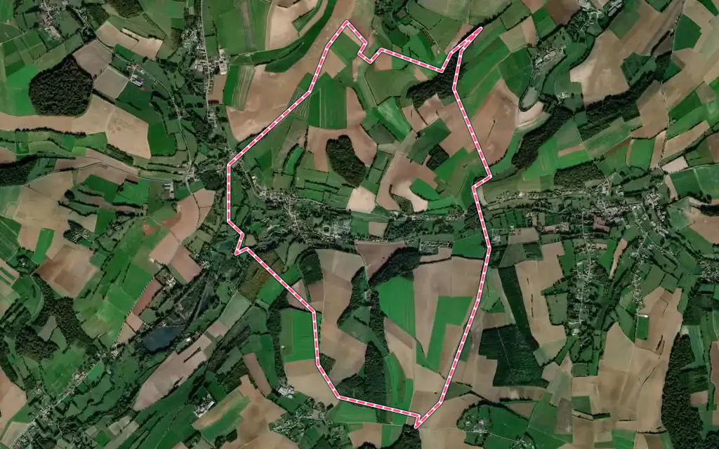 Vue satellite de Enquin-sur-Baillons avec ses contours administratifs