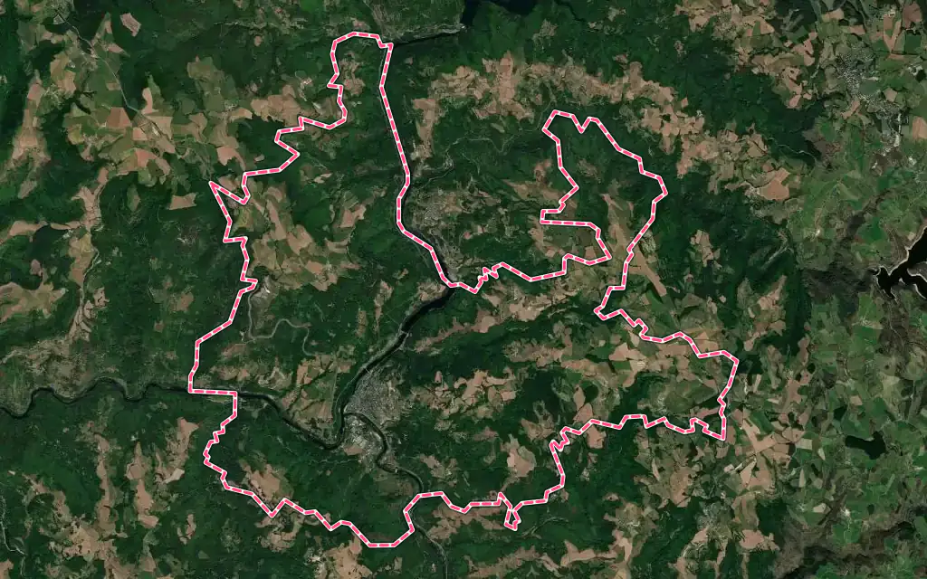 Vue satellite de Entraygues-sur-Truyère avec ses contours administratifs